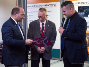 Jörg Feske erhält die Ehrennadel vom Motoryachtverband